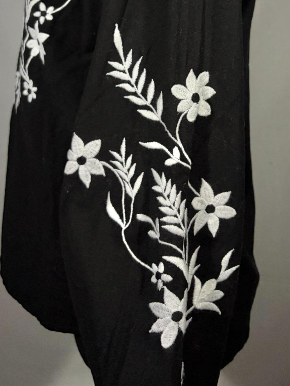 Joie Embroidered Blouse Women’s S Black White Floral V Neck Cotton + Flax NWT - Picture 3 of 7